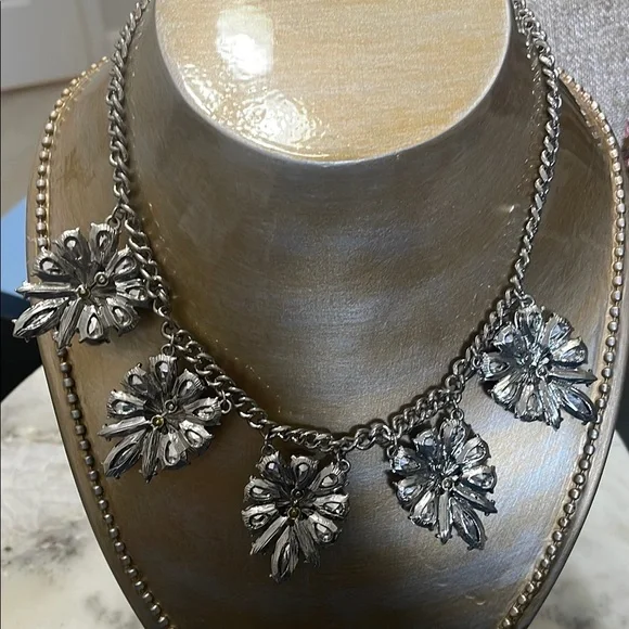 Elegant Silver Floral Necklace - Picture 3 of 9